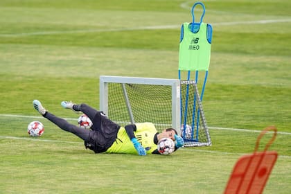 Llegó a Portugal para reemplazar nada menos que al español Iker Casillas, su ídolo de toda la vida, que debió retirarse del fútbol por afecciones cardíacas