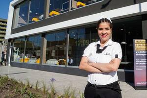 Llegó desde Paraguay, a los 17 entró en una cadena de comida rápida y hoy maneja su propio restaurante