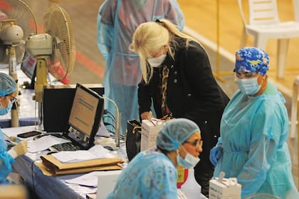 Llegó en punto, firmó el
consentimiento y a los cinco
minutos se fue. Prefirió hacer
el reposo de 15 minutos que
sugieren los médicos a bordo
de su camioneta, que le manejó
el chofer de La Mary y no en la
cancha de básquet del Campus de
Maldonado, donde se montó un
vacunatorio contra el Covid.