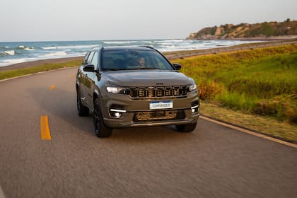 Llegó la línea Blackhawk para los modelos Compass y Commander