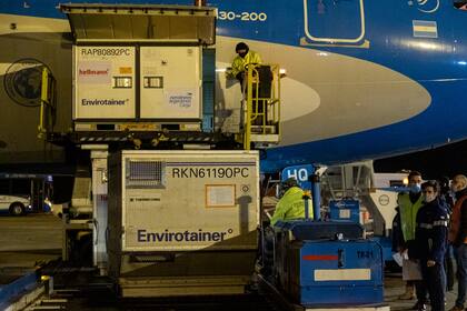 Llegó un vuelo de Aerolíneas Argentinas con 68.000 dosis de la vacuna Sinopharm