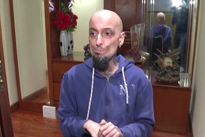 Lleva 18 años encerrado en su departamento del tercer piso e inició una colecta que cambiará su vida