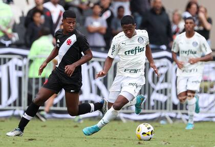 Lleva la pelota Endrick, que tuvo poca participación en la Copa Libertadores pero suma 34 partidos y un puñado de goles en el Brasileirao