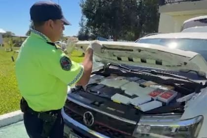 Llevaba celulares incluso sobre el motor