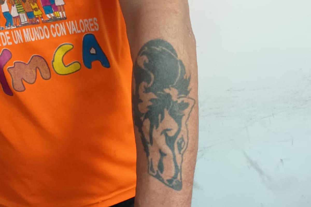 Llevaba un año prófugo y cayó por un tatuaje