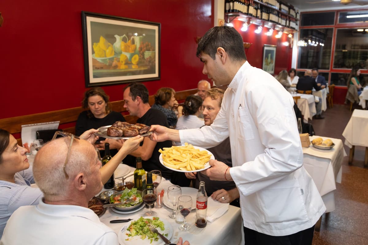"Llevamos 42 años haciendo lo mismo, siempre de la misma manera: carne bien hecha", dice el dueño actual de la parrilla