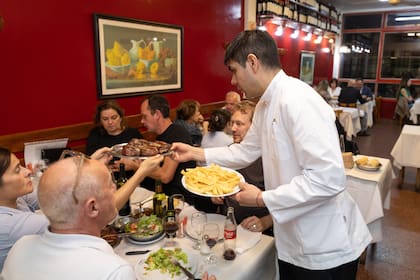 "Llevamos 42 años haciendo lo mismo, siempre de la misma manera: carne bien hecha", dice el dueño actual de la parrilla