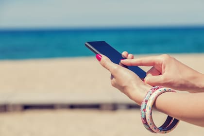 Llevar el smartphone a la playa no es la mejor idea, pero con algunos recaudos se puede utilizar el equipo sin que sufra daños