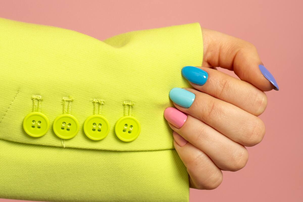 Llevar las uñas pintadas es una práctica muy común (Foto: Freepik)