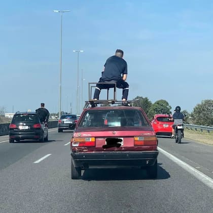 "Llevar mi vida acelerando sin pensar en regresar o en detenerme". Foto de Rengo Grimoldi para @thewalkingconurban