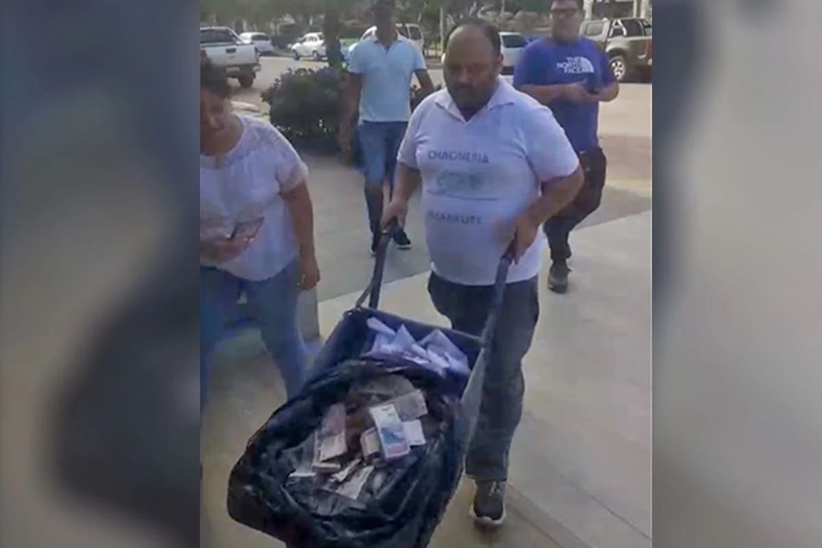 Llevó casi $1 millón en billetes de $100 y $200 para pagar la luz.