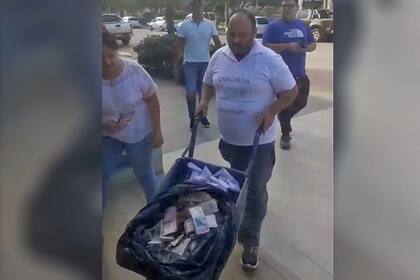 Llevó casi $1 millón en billetes de $100 y $200 para pagar la luz.