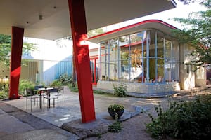 Llevó enorme trabajo conseguir los vidrios curvos de lo que hoy es el living y, antes, el kiosco donde se compraban golosinas, revistas y se pagaba la nafta.