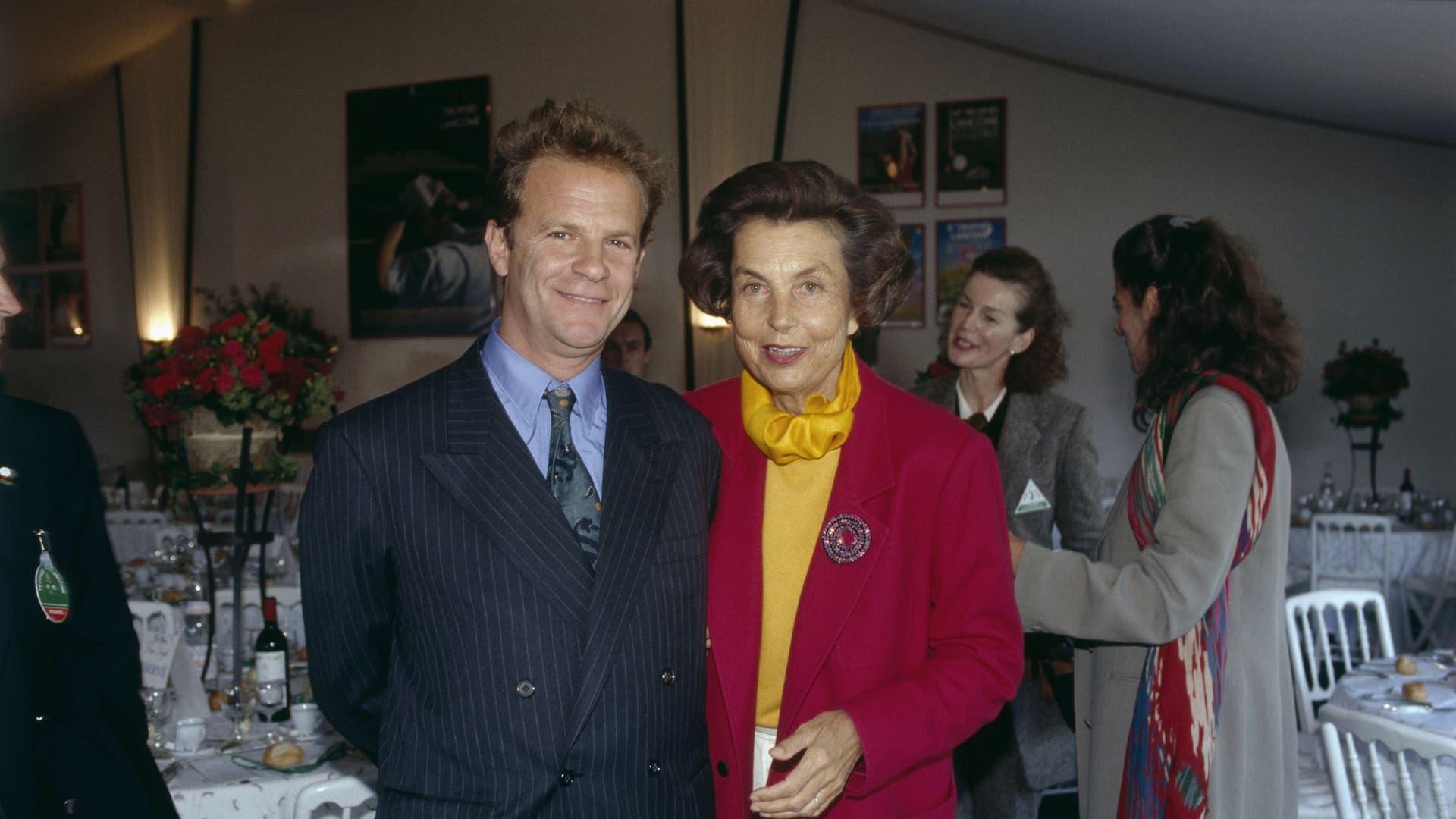 LLiliane Bettencourt y el fotógrafo François-Marie Banier, en la ceremonia de los Trophées 1992, realizada en el club de golf de Saint-Nom-la-Bretèche. (Foto: Eric Robert / Sygma / Getty Images)