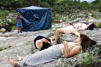 Llinás en el set de La flor junto a las actrices de Piel de Lava