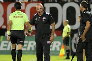 Los hinchas de Newell's pidieron por la renuncia de Llop en plena conferencia