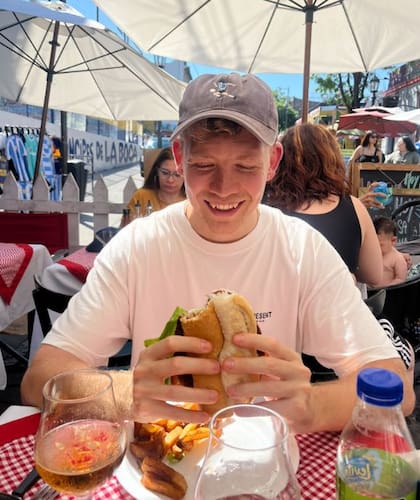 Lloyd, oriundo de Reino Unido, comiendo un sanguche en La Boca