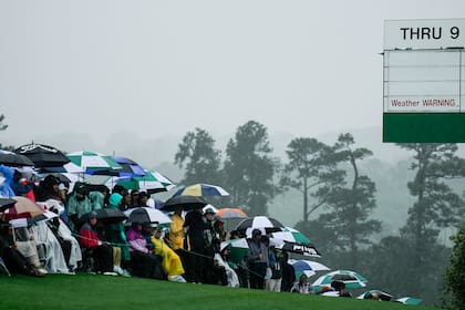 Llueve, pero el público no se va: es un placer presenciar el Masters de Augusta por más que el clima se empeñe en entrometerse.