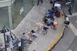 Lluvia de billetes en Belgrano