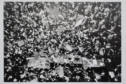 Lluvia de papelitos recibe a Raúl Alfonsin en la Cámara de Diputados del Congreso Nacional, el 1 de mayo de 1989 Reproducciones que pertenecieron al archivo de Tiempo Argentino, Cronista Comercial y La Opinión. Muchas son de las agencias DyN y Telam. Corresponden a la década del 70 y 80.