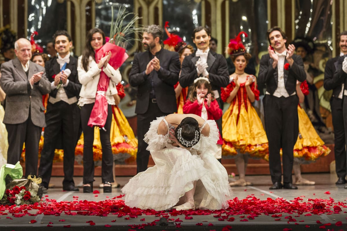 Lluvia de pétalos para despedir a una primera figura del teatro, con tres décadas de trayectoria