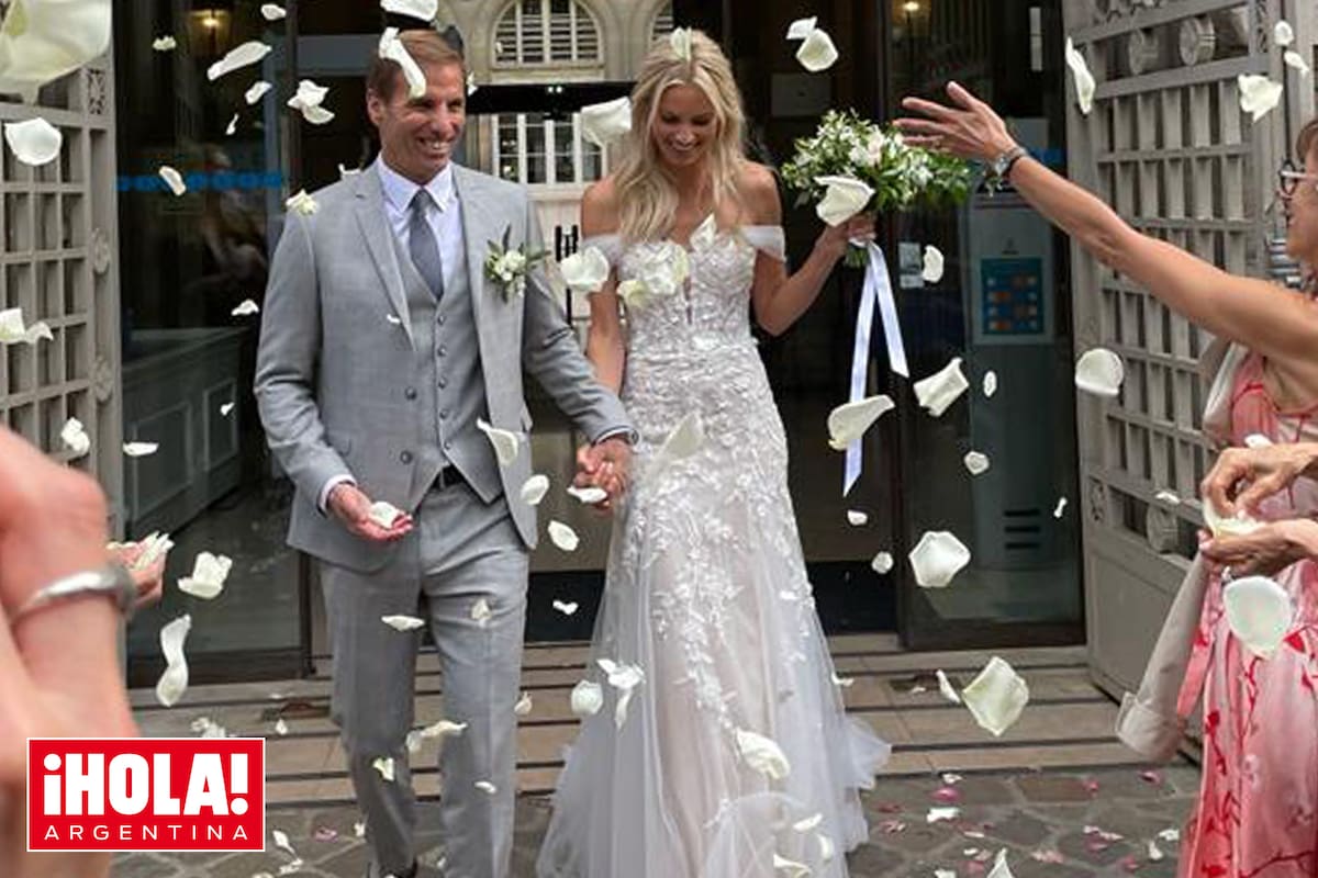 Lluvia de pétalos sobre los recién casados al salir de la ceremonia civil, que fue el 1 de julio en la Mairie (la municipalidad) del distrito XVI de París.