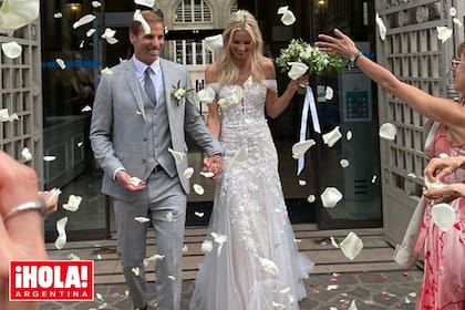 Lluvia de pétalos sobre los recién casados al salir de la ceremonia civil, que fue el 1 de julio en la Mairie (la municipalidad) del distrito XVI de París.