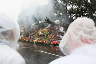 Lluvia inunda el Desfile de las Rosas por primera vez en 20 años
