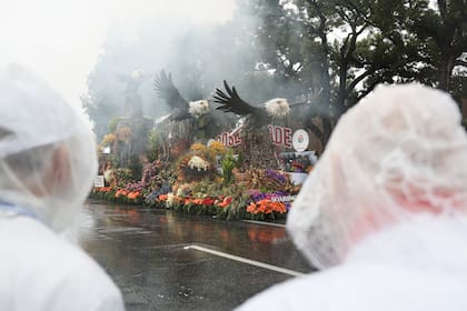 Lluvia inunda el Desfile de las Rosas por primera vez en 20 años