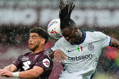 Lluvia torrencial y retrasos no detienen al Inter de Milán que vence 2-0 al Torino