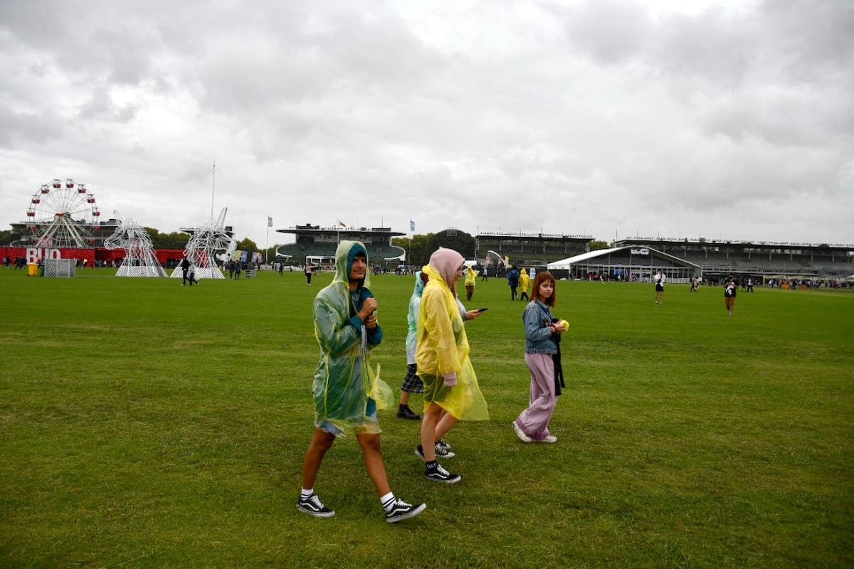 Lluvias durante toda la mañana del primer día del festival