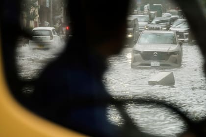 Lluvias torrenciales inundan calles y paralizan el tráfico aéreo y ferroviario en Tokio