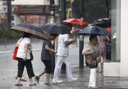 El lunes comienza con probabilidad de tormentas activas que podrían dejarnos lluvias intensas: la primavera vuelve a tomar control del termómetro, se espera una semana con temperaturas más bajas