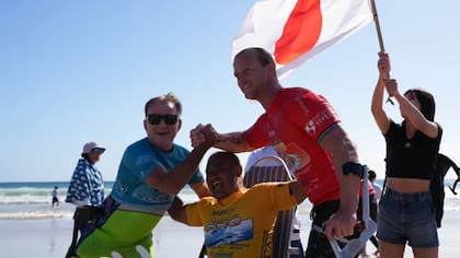 Llywelyn Williams (con traje rojo y negro) tras competir en el Campeonato Australiano de Surf Adaptado Bright Sky 2026