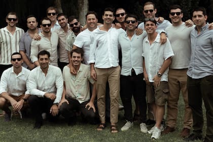 Lo amigos de Mateo del colegio Newman. Entre otros estaban Juan Martín Sammartino, Marcos Bollini, Facundo Ortiz Basualdo, Pablo Urtubey, Mateo Vivequin, Pablo Quirno y Beltrán Bonadeo.