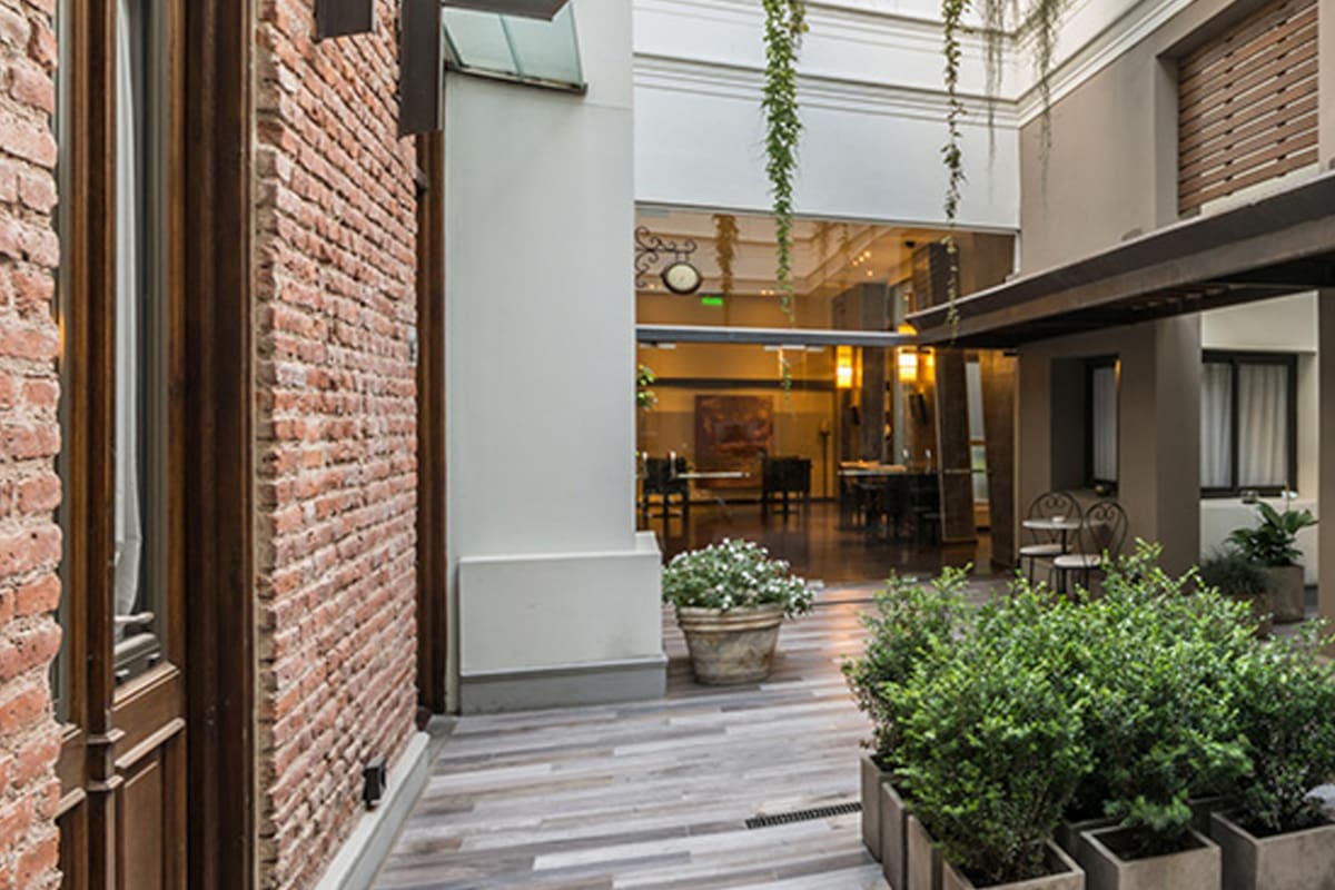 Lo antiguo y lo moderno se cruzan en la arquitectura del lugar