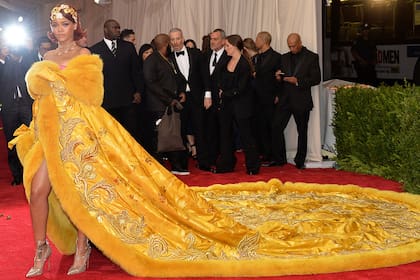 Lo antinatural y exagerado descripto por la escritora Susan Sontag es el tema de la próxima Gala del Met y de la muestra anual del The Costume Institute. Lo camp también aplica a la capa imperial "pizza" de la diseñadora china Guo Pei