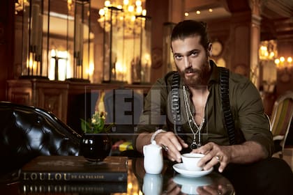 Lo apodan el “Aquaman turco” por su parecido con Jason Mamoa.