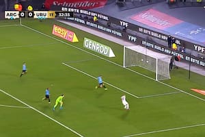 Lo Celso con la pelota y el arco vacío; aunque parezca mentira, no fue gol