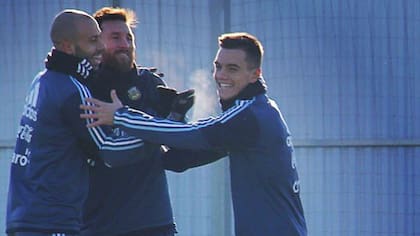 Lo Celso, con Mascherano y Messi, en Moscú