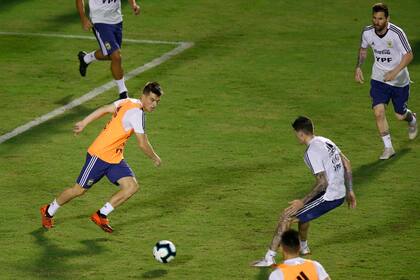 Lo Celso en acción; Messi observa