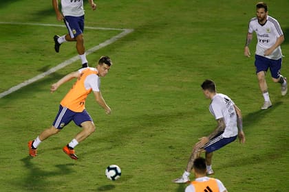 Lo Celso en acción; Messi observa