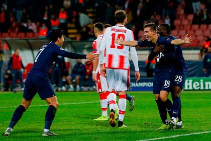 Lo Celso festeja con el coreano Son, autor de otros dos goles