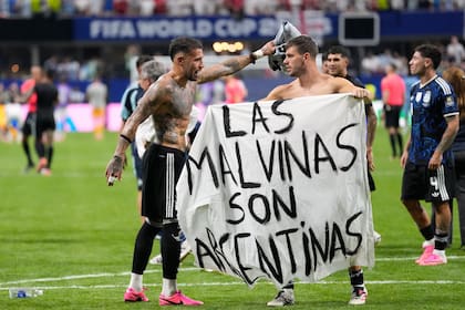Lo Celso fue quien se encargó de levantar la bandera del piso tras ser arrojada desde la tribuna