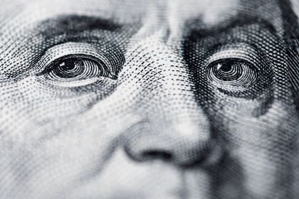 Lo cierto es que cada vez más bancos se suman a enviar advertencias a sus clientes por el uso indebido del cupo de US$200