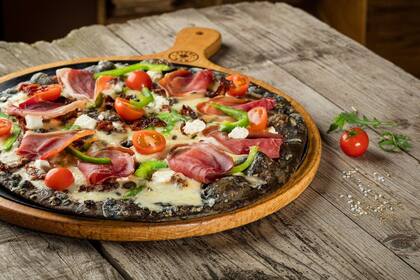 Lo Coco: "La masa de carbón activado, que entra a un horno a cuatrocientos grados, queda rica, con gusto a trigo y se puede combinar perfectamente con los ingredientes"