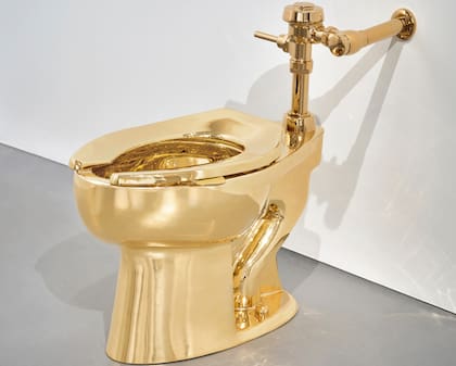 "Lo concebí antes de que llegara Trump. Eso es lo interesante: fue una obra premonitoria”, dice Cattelan sobre su famoso inodoro de oro