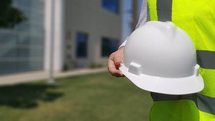 Lo contrataron como ingeniero en Estados Unidos y después le cambiaron el puesto y la paga