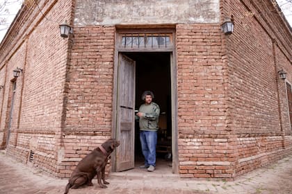 Lo de Curly, un almacén de ramos generales que ofrece picadas, asado y pastas en una esquina del 1900