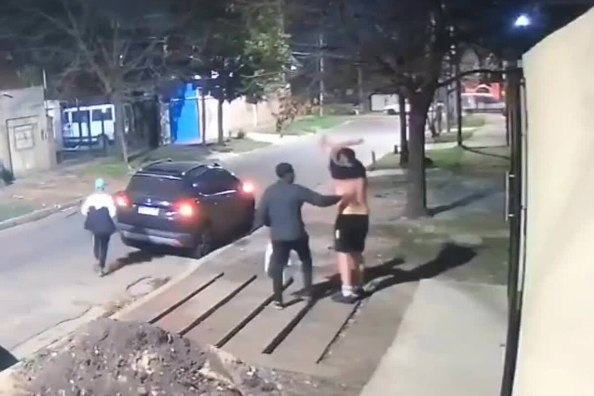 Lo desnudaron y le apuntaron a la cabeza para que explicara cómo se abrían las puertas del auto que le robaban